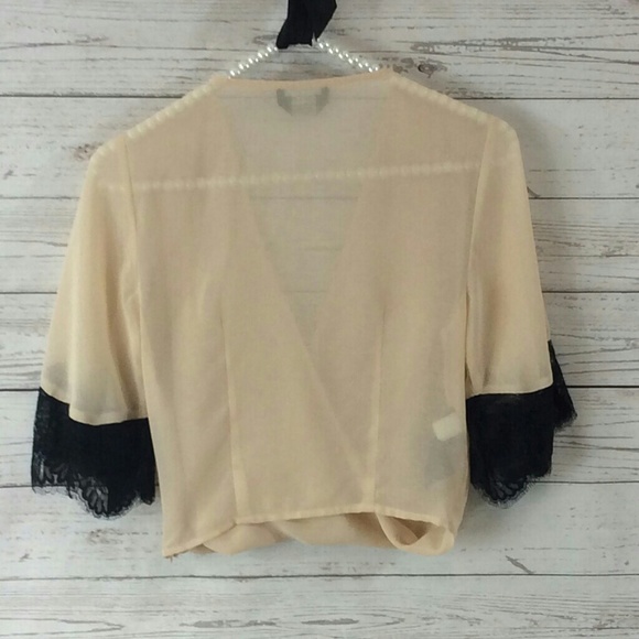 {BeBe} Lace Sleeve Crop Top - Picture 2 of 4